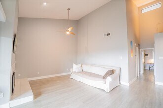 8200 Neely Dr in Austin, TX - Foto de edificio - Building Photo