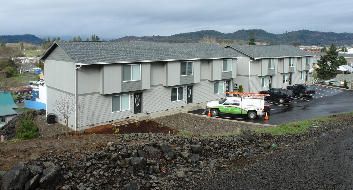 445-449 NE West Ave in Roseburg, OR - Building Photo