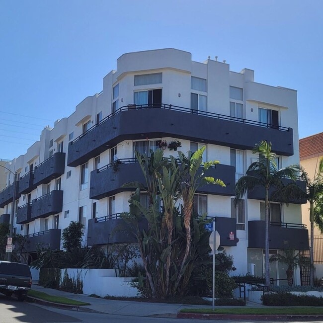 100 S Hayworth Ave, Unit 103