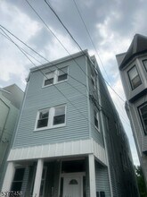 146 Johnson Ave in Newark, NJ - Foto de edificio - Building Photo