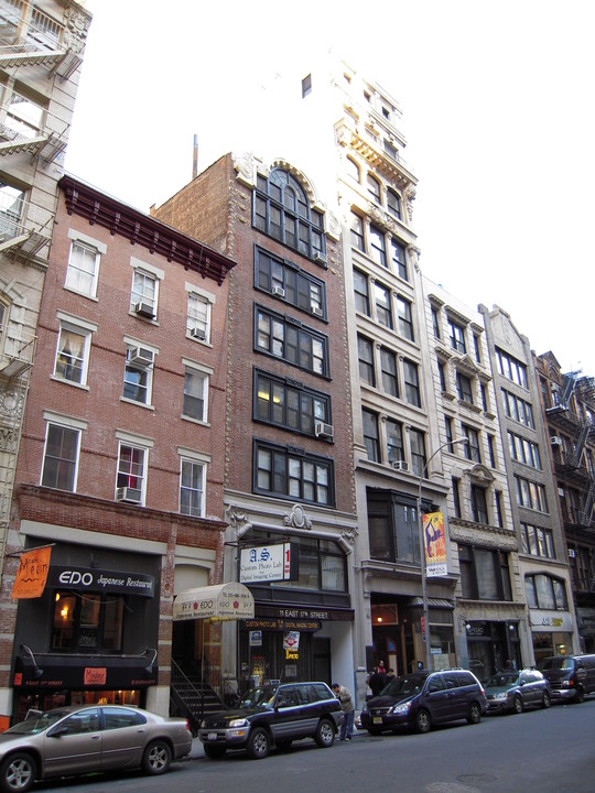 13 E 17th St in New York, NY - Building Photo