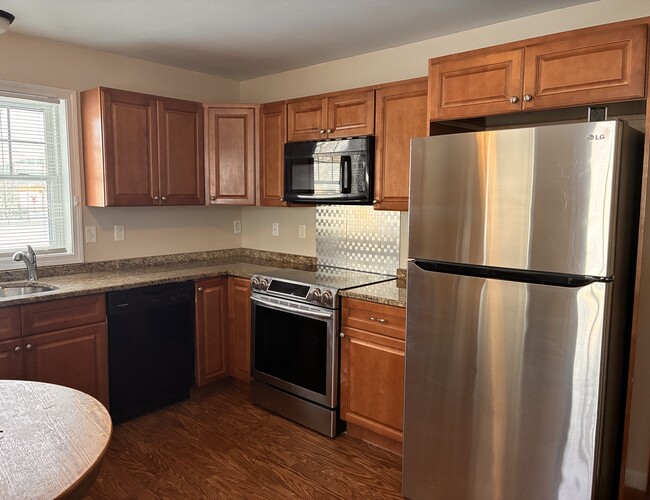 248 Green St, Unit A in Manchester, NH - Building Photo - Building Photo