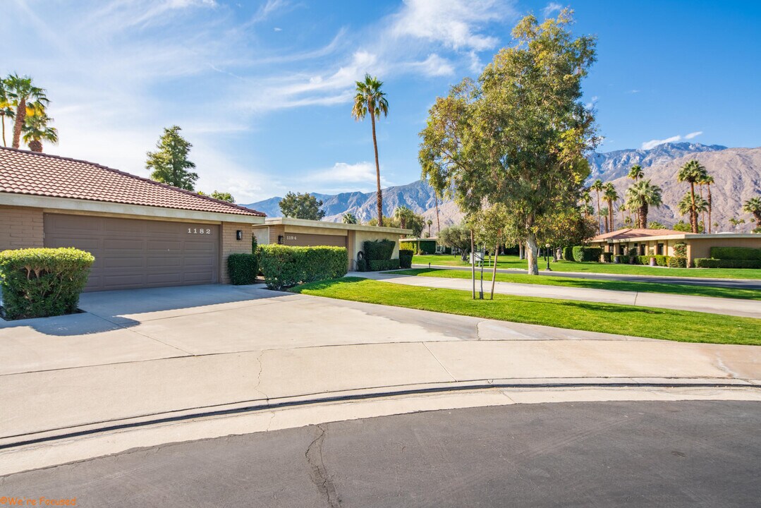 1182 Holly Oak Cir in Palm Springs, CA - Foto de edificio