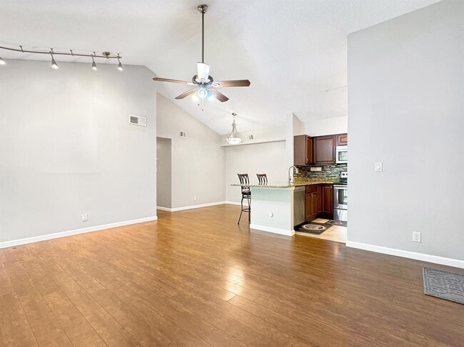 3083 N Oakland Forest Dr, Unit 306