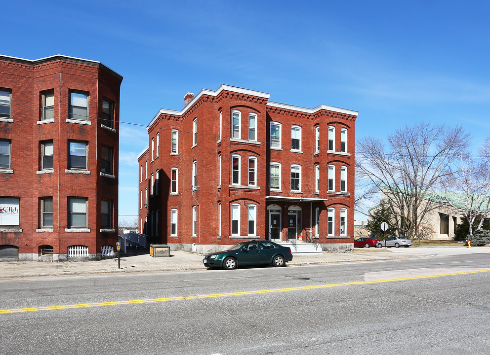 1490 Elm St in Manchester, NH - Foto de edificio