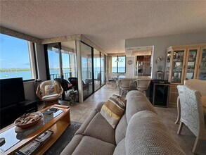 6295 Bahia Del Mar Cir in St. Petersburg, FL - Building Photo - Building Photo