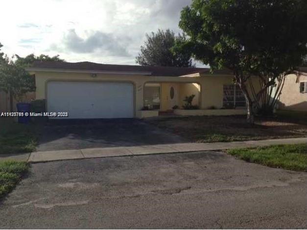 1220 NW 92nd Ave in Pembroke Pines, FL - Foto de edificio