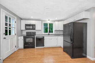 352 Mammoth Rd, Unit 352 in Londonderry, NH - Building Photo - Building Photo