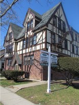 85 Van Cott Avenue in Hempstead, NY - Building Photo