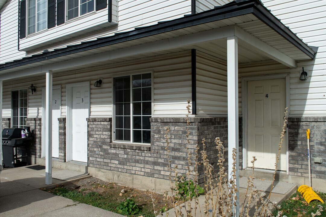 137 S 400 W in Hyrum, UT - Building Photo