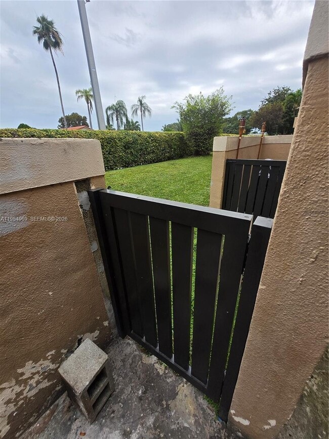 15433 SW 80th St in Miami, FL - Foto de edificio - Building Photo