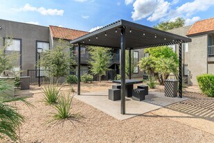 Apex on Central in Phoenix, AZ - Building Photo