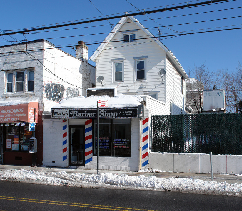 1893 Clove Rd in Staten Island, NY - Foto de edificio