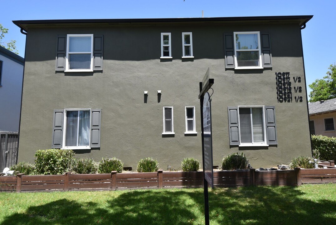 10919 Camarillo St in Los Angeles, CA - Foto de edificio