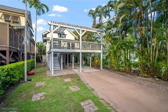 1375 Sandpiper St in Naples, FL - Building Photo - Building Photo