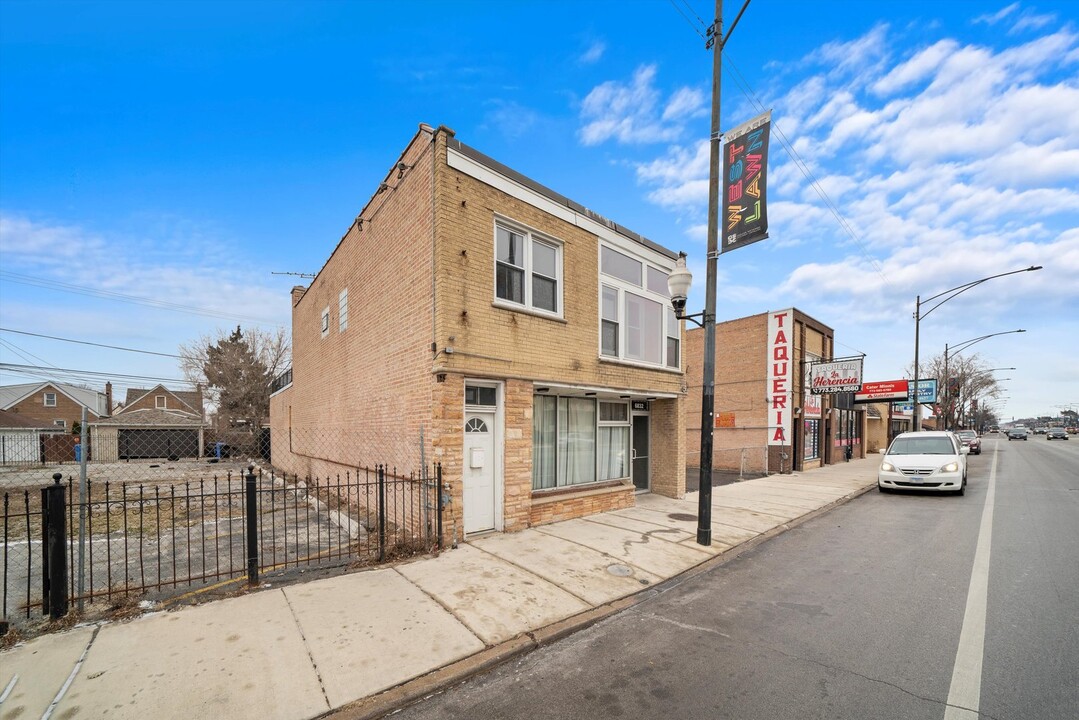 6832 S Pulaski Rd in Chicago, IL - Building Photo