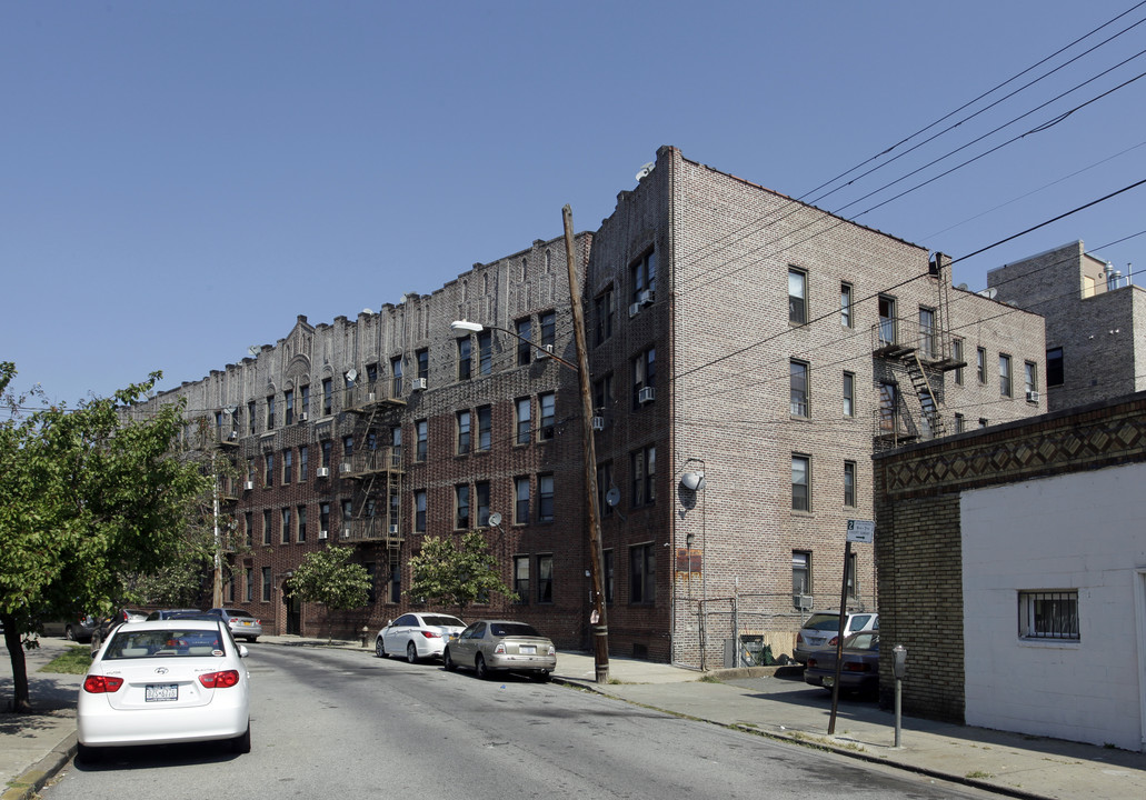 99-09 95th St in Jamaica, NY - Building Photo