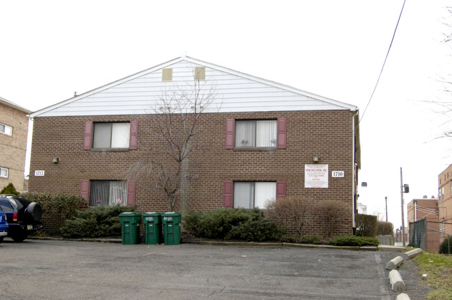 1706 Rhawn St in Philadelphia, PA - Foto de edificio - Building Photo