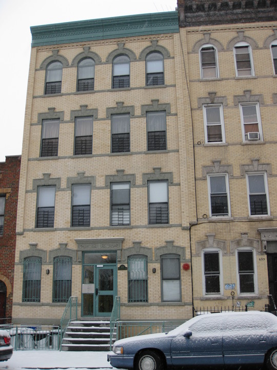 651 Knickerbocker Ave in Brooklyn, NY - Building Photo