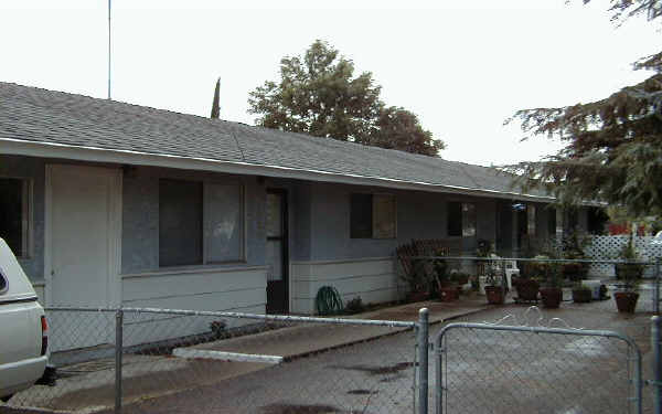 12300 Main St in Waterford, CA - Foto de edificio