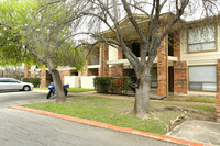 Meadows Condominiums in Austin, TX - Foto de edificio - Building Photo