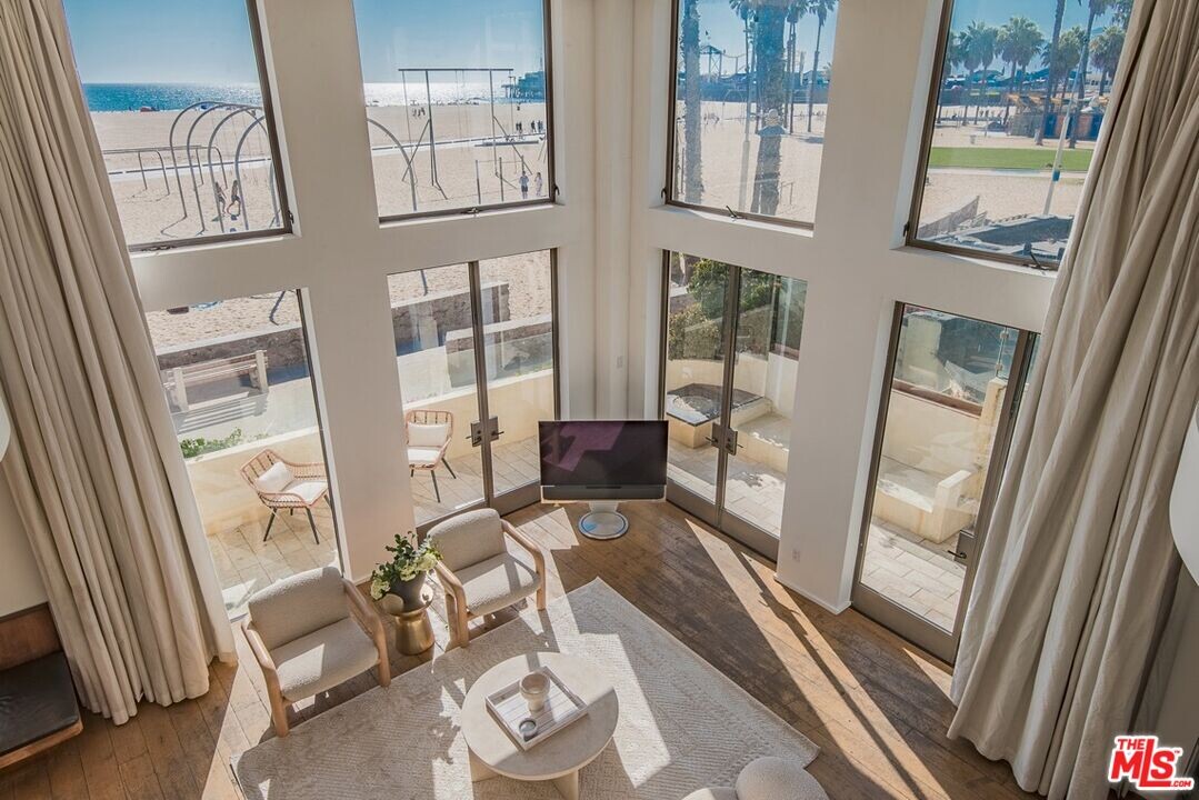 11 Marine Terrace in Santa Monica, CA - Building Photo