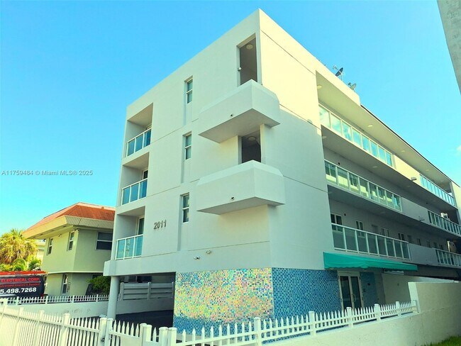 2011 Bay Dr in Miami Beach, FL - Building Photo - Building Photo