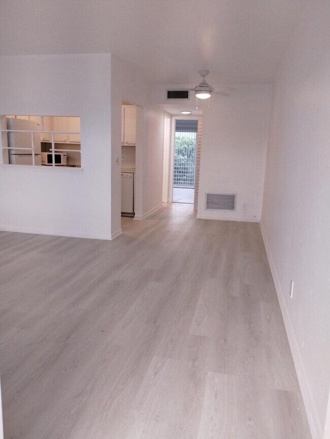 2880 Lake Osborne Dr in Lake Worth Beach, FL - Building Photo - Building Photo
