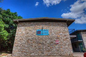 Whitis Lofts in Austin, TX - Foto de edificio - Building Photo