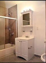 E. E 2nd St in New York, NY - Foto de edificio - Building Photo