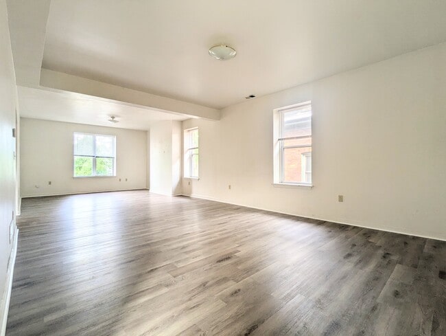 5552 Black St, Unit 2 in Pittsburgh, PA - Foto de edificio - Building Photo