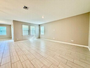 34329 Evergreen Hill Ct in Zephyrhills, FL - Building Photo - Building Photo