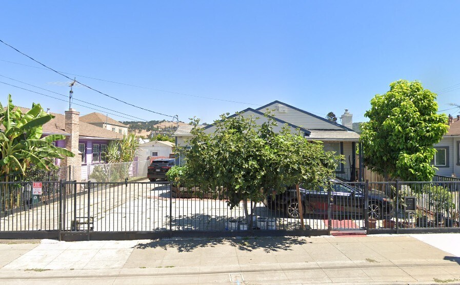 10724 Bancroft Ave in Oakland, CA - Building Photo