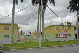 855 NW 45th Ave in Miami, FL - Foto de edificio - Building Photo