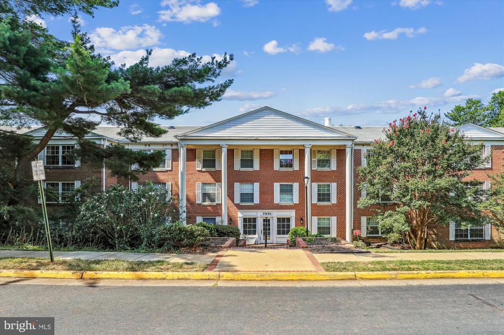 7621 Tremayne Pl in McLean, VA - Building Photo