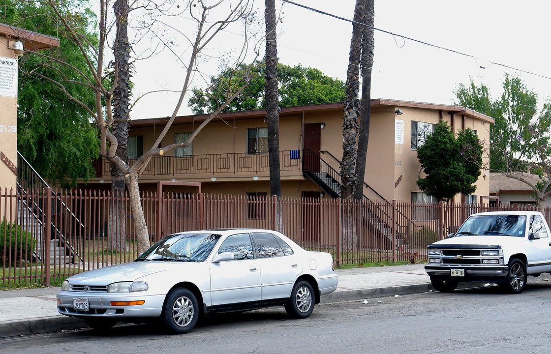 2125 Myrtle St in Santa Ana, CA - Building Photo