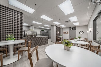 Bays Tower Apartments in Joliet, IL - Foto de edificio - Interior Photo