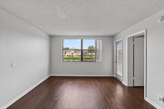 708 Executive Center Dr in West Palm Beach, FL - Building Photo - Building Photo
