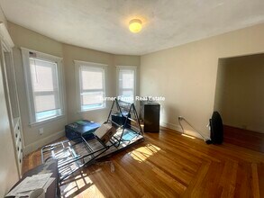 110 College Ave, Unit 1 in Medford, MA - Building Photo - Building Photo