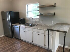 558 Pin Hook Rd, Unit 3 in Spring City, TN - Building Photo