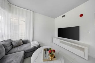 1000 Meridian Ave, Unit 12 in Miami Beach, FL - Foto de edificio - Building Photo