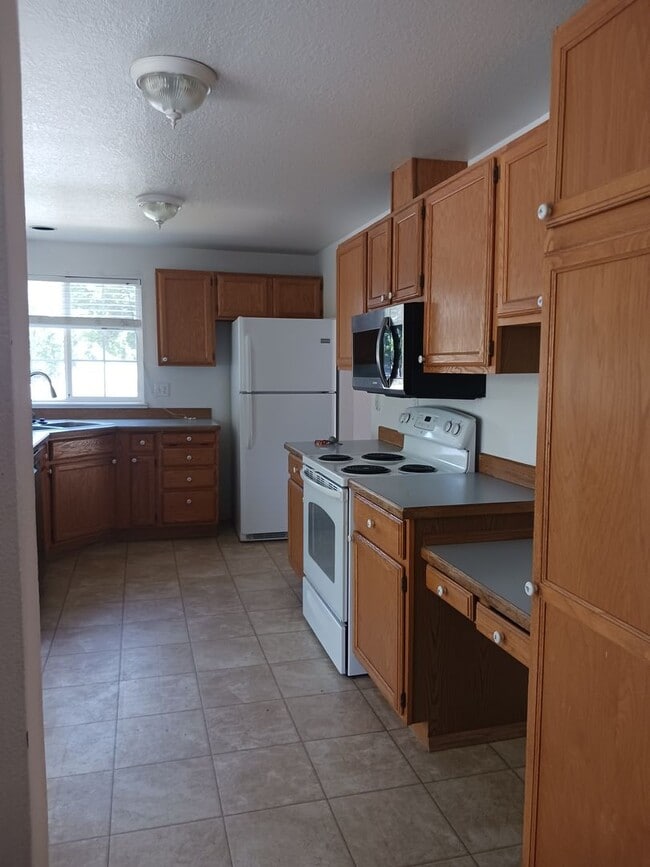 2128 SW 30th Ct in Redmond, OR - Foto de edificio - Building Photo
