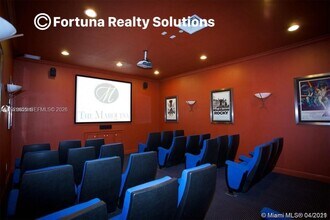 151 SW 117th Ave in Pembroke Pines, FL - Foto de edificio - Building Photo