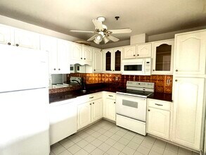111 deKoven Drive in Middletown, CT - Building Photo - Building Photo