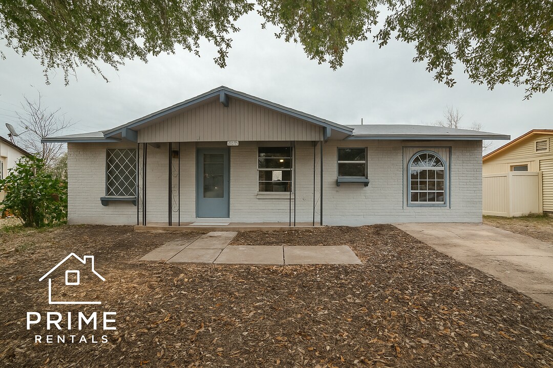 5020 Gene Cernan Dr in Kirby, TX - Building Photo