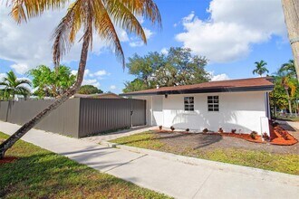 17600 NE 2nd Ct in North Miami Beach, FL - Building Photo - Building Photo