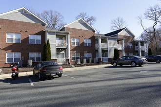 The Oaks Apartments in Triangle, VA - Building Photo - Building Photo