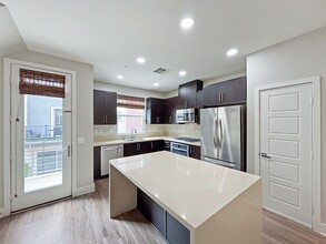 7911 Modern Oasis Dr in San Diego, CA - Foto de edificio - Building Photo