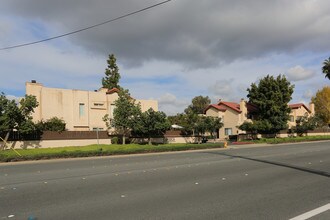 Corsica Condominiums Phase II in El Cajon, CA - Foto de edificio - Building Photo