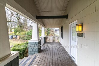 5501 Lake Shore Dr in Knoxville, TN - Foto de edificio - Building Photo